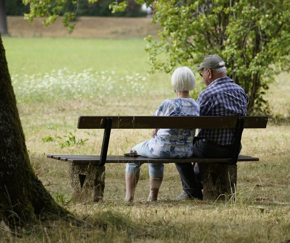 צמד זקנים בגינה