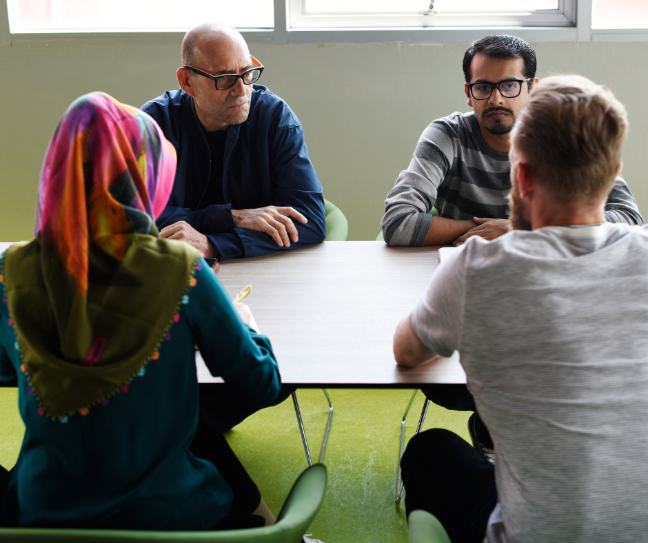 אנשים סביב שולחן